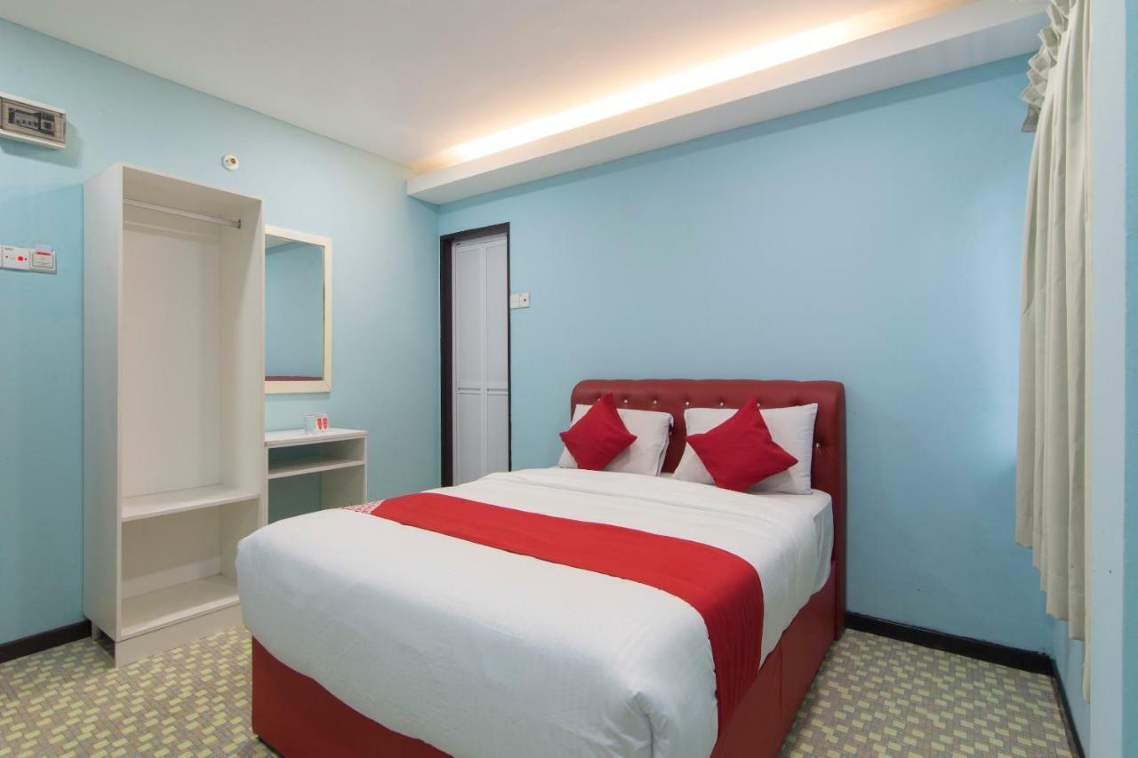 Oyo 1136 Pd Star Hotel Петалинг Джая Екстериор снимка