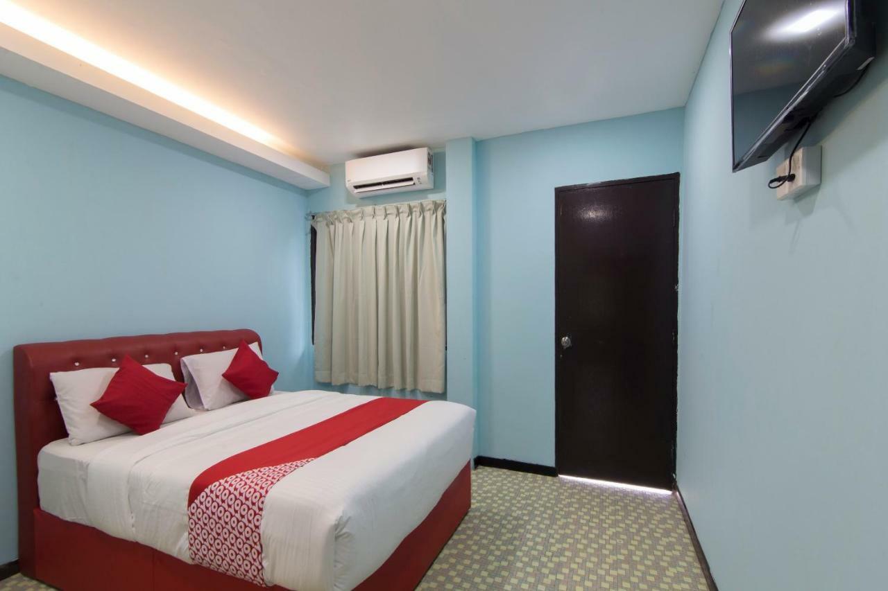 Oyo 1136 Pd Star Hotel Петалинг Джая Екстериор снимка