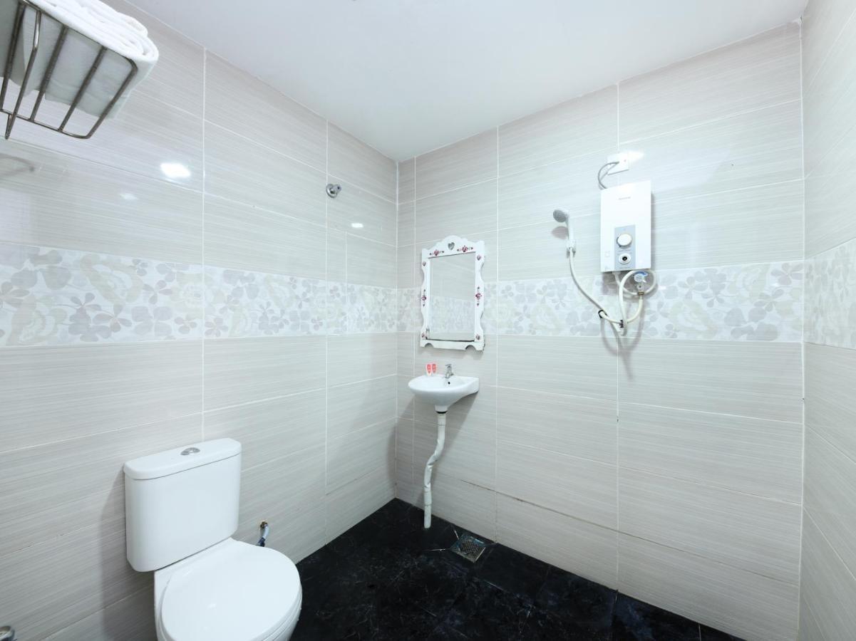 Oyo 1136 Pd Star Hotel Петалинг Джая Екстериор снимка